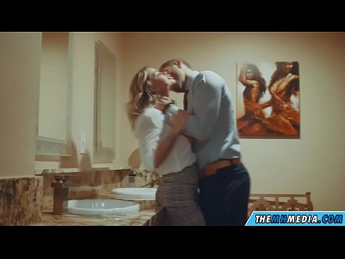 ❤️ Når en barmfagre blondine forfører deg på et offentlig toalett Porno hos oss no.redgast4asset.ru ☑